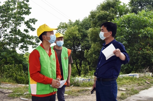 九江橋工段青年志愿者對昌九城際鐵路永修特大橋沿線企業(yè)進(jìn)行走訪，進(jìn)行法制宣傳和安全提醒。黃旸攝