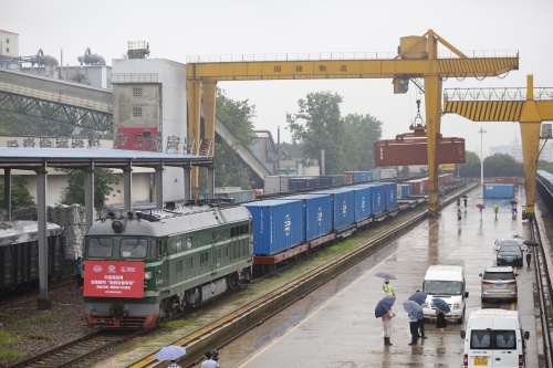 3.6月8日，滿載59車40英尺集裝箱的全國首趟地鐵設(shè)備中歐班列，由南昌（向塘）國際陸港橫崗站駛出，前往俄羅斯首都莫斯科。丁波 攝 