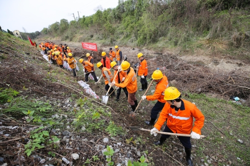 6.中國鐵路南昌局南昌工務段職工正在加固邊坡。 盛德權攝