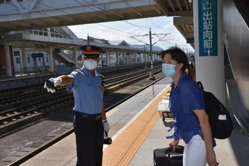 延平市工作人員在站臺(tái)為旅客做好引導(dǎo)。楊丹平 攝