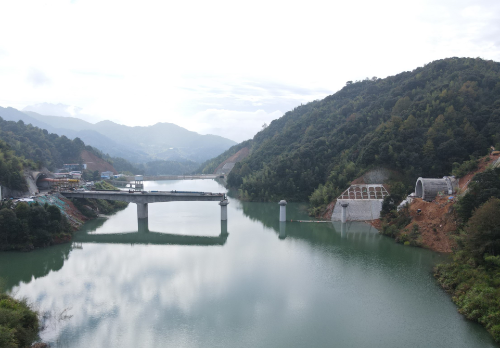 龍龍鐵路福建段最長隧道今日貫通。林濤　攝