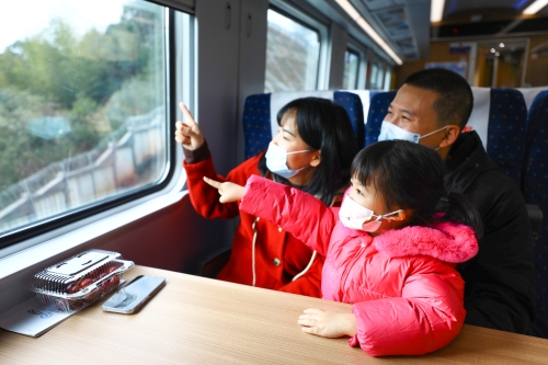 在C879次“復(fù)興號”動車組列車上，陳女士一家三口首次乘坐火車返鄉(xiāng)過年。張海根 攝