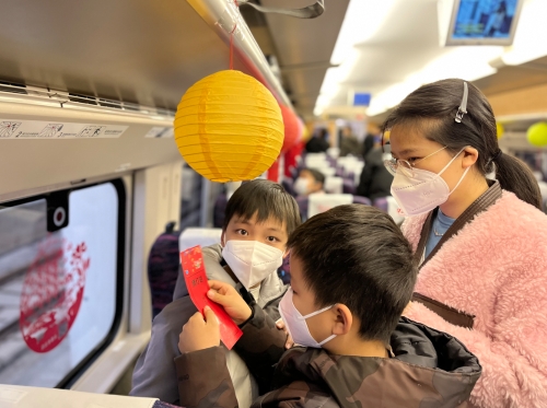 動車組列車上，旅客猜燈謎。肖瑩 攝