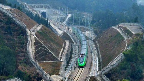 “綠巨人”復(fù)興號(hào)動(dòng)車組列車在興泉線上運(yùn)行。 張海根 攝