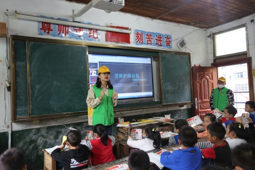 5.南鐵萍鄉(xiāng)工務段職工楊玉露走進校園為小學生們宣傳愛路護路安全知識。拍攝：梁犇