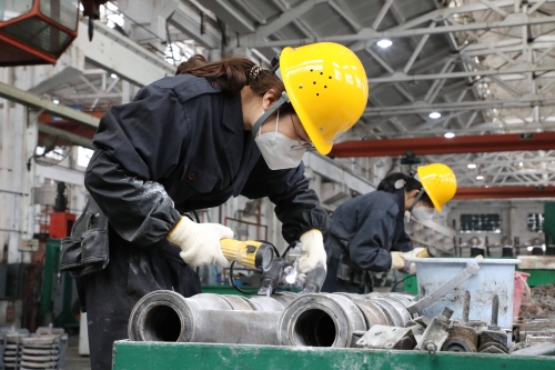 圖1探傷工正在給機(jī)車零部件做探傷。車馳攝