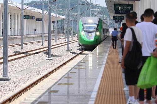 在永安南站，旅客正在站臺(tái)候車。 張海根 攝