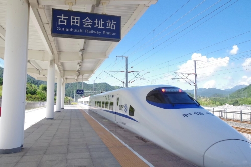 1.一列動車滿載研學(xué)游旅客到達(dá)古田會址站。傅藝鵬 攝