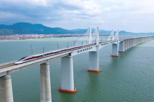 復(fù)興號(hào)智能動(dòng)車組行駛在福廈高鐵湄洲灣跨海大橋（李響 攝）