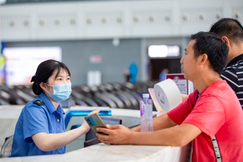 3.圖為贛州西站“紅土情 客家緣”服務(wù)臺工作人員正在為旅客解答疑惑。鄒陽 攝