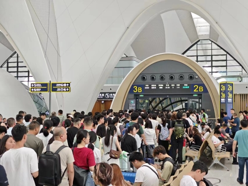 旅客在南昌東站候車大廳排隊(duì)驗(yàn)證。陸瑤 攝