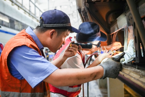 動(dòng)車組機(jī)械師正在焊接動(dòng)車組空調(diào)管路。（李長安 攝）