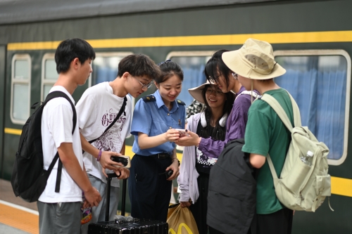 南昌火車站客運(yùn)員認(rèn)真做好旅客的解答問詢工作。劉慕 攝