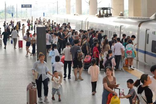 廈門北站旅客正有序等待乘車。萬宇 攝