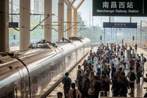 旅客在南昌西站站臺(tái)有序候車（張萌飛 攝）