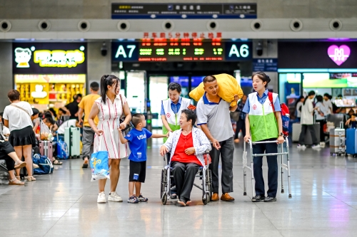 南昌火車站青年志愿者幫扶重點(diǎn)旅客進(jìn)站乘車。劉慕 攝