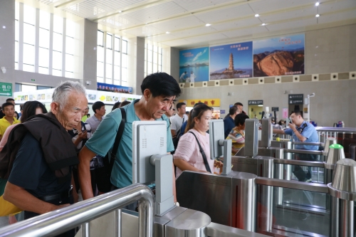 云霄站旅客有序檢票進(jìn)站 陳明 攝