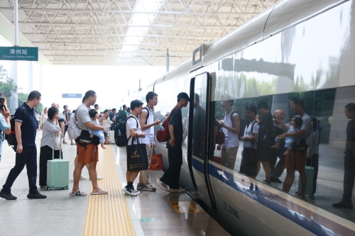 漳州站旅客有序上車 陳明 攝