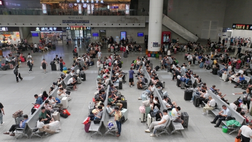 南昌站旅客正在候車。張杰 攝