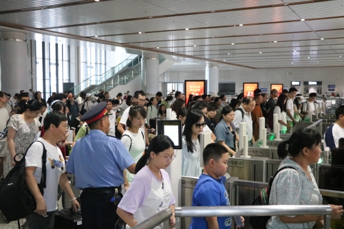 三明站旅客有序進(jìn)站上車。 超政輝 攝