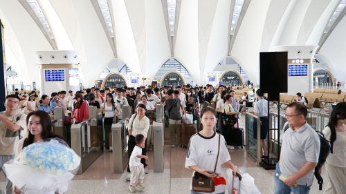 南昌東站旅客有序檢票（張杰 攝）