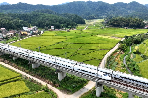 列車疾馳在向莆鐵路線上。 曹剛 攝