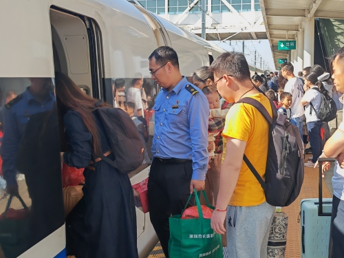 新余北站工作人員幫重點(diǎn)旅客提送行李上車。文慧 攝