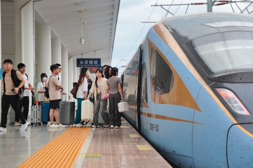 在三明站，旅客有序進(jìn)入站臺(tái)乘車。 張海根 攝