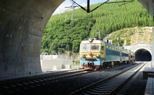 6.10月18日，鷹廈鐵路華安城區(qū)段外移工程正式開通。圖為首趟列車通過新華安站。胡尋風(fēng) 攝