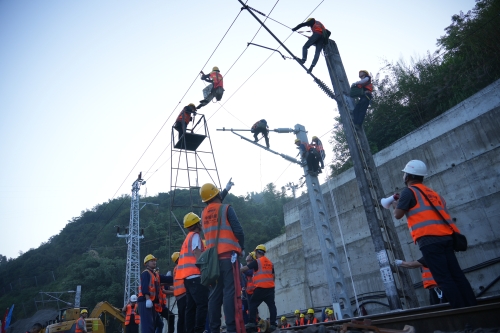 7.10月18日，鷹廈鐵路華安城區(qū)段外移工程正式開通。圖為工作人員正在進行開通前的施工。步楊星 攝