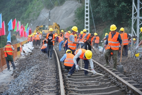 8.10月18日，鷹廈鐵路華安城區(qū)段外移工程正式開通。圖為工作人員正在進行開通前的施工。步楊星 攝