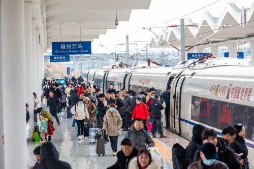 贛州西站旅客正在有序上下車。鄒陽 攝