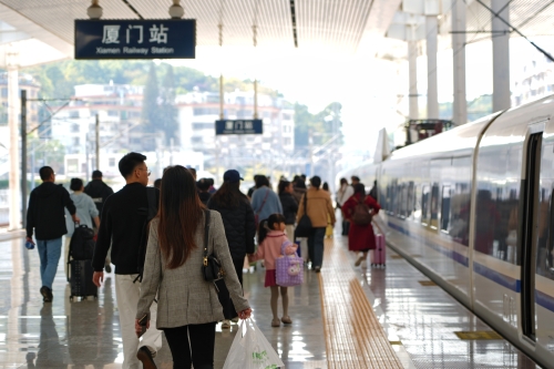 廈門站旅客有序登乘列車。鄒沁怡 攝