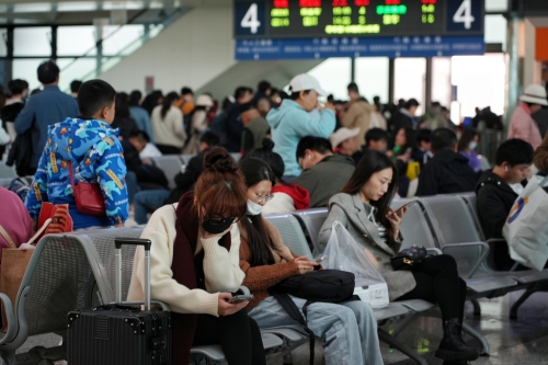 廈門站旅客正在等候列車。鄒沁怡 攝