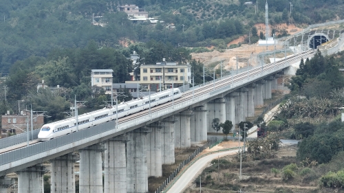 動(dòng)車在區(qū)間行車俯瞰圖    傅藝鵬攝