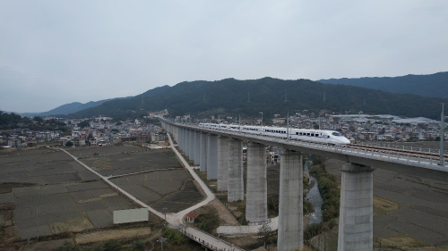 動(dòng)車在區(qū)間行車遠(yuǎn)景    傅藝鵬攝